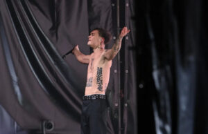 A petto nudo e pieno di ritmo: 30 mila in delirio per Blanco a Cagliari