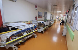 Policlinico Monserrato, pazienti nei corridoi e tempi enormi per un posto letto