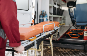 Carbonia, anziano ha un malore alla guida e va a sbattere contro due auto