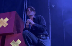 Rkomi, scattano le richieste di rimborso: “Pagati 25 euro per appena 20 minuti”