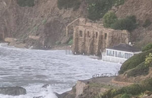 Mareggiata a Masua, le onde raggiungono il ristorante in spiaggia
