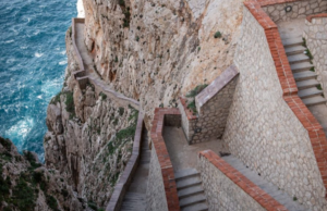 Macabra scoperta alle Grotte di Nettuno: cadavere con volto sfigurato