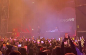 Rkomi a Cagliari, gli organizzatori si difendono: “Abbiamo pubblicizzato un dj set”