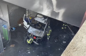 Grande paura a Carbonia, incendio distrugge un furgone