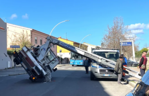 Paura in centro a Carbonia: piattaforma aerea si ribalta in strada