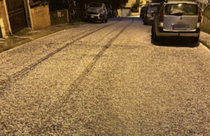 Una bella passata di grandine: le strade di Iglesias si tingono di bianco