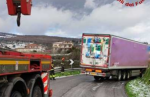 Santu Lussurgiu, tir finisce fuori strada a causa del ghiaccio