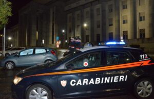 Cagliari, il nipote gli lancia un coltello e gli morde l’orecchio