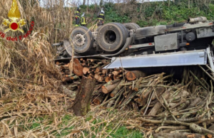 Nurallao, si ribalta trattore carico di legna: ci sono 8 feriti gravi