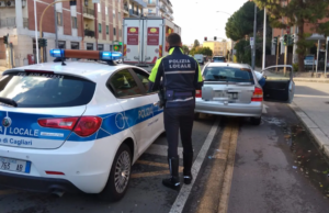 “Scusi, lei ha la patente?”, 23enne denunciato dalla polizia