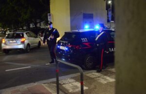 Incastrato dalle telecamere mentre ruba gli arredi per la casa