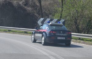 Calci e pugni contro l’auto della ex: poi l’inseguimento dei carabinieri