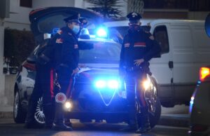 Via Roma, cerca di rubare un borsello: algerino denunciato