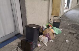 Via Giudicessa Benedetta: degrado e sporcizia dietro il T-Hotel