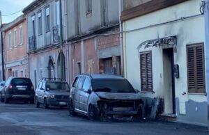 Cabras, un’auto va a fuoco nella notte: indagini in corso
