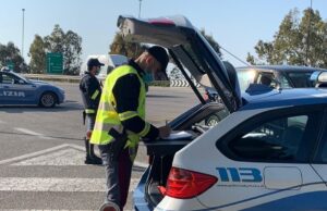 Aggredisce un poliziotto dopo una rissa, denunciati 4 giovani a Sassari