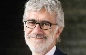 Luca De Biase: “Gli articoli scritti dai bot? Per i lettori sono più affidabili”