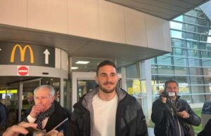 Cagliari: il brasiliano Azzi sbarca all’aeroporto di Elmas