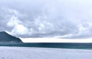 Solanas, la spiaggia diventa bianca dopo la grandinata