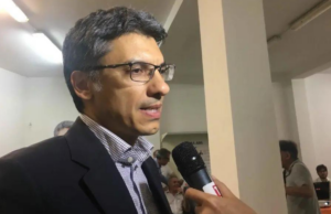 Cabras, sfreccia con il motorino per le vie del centro: il sindaco lo ferma