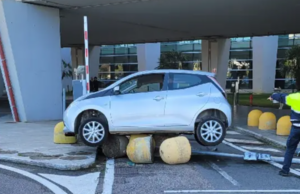 Cagliari, sbaglia manvora e resta “sospesa” sui dissuasori dell’aeroporto