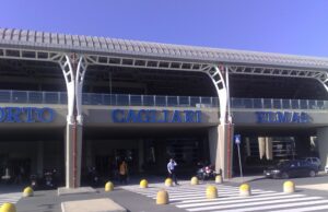 Malore in volo, aereo dirottato a Cagliari: 35enne muore nonostante i soccorsi