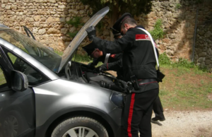 Nell’auto hashish e tirapugni, 20enne denunciato a Capoterra