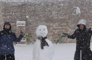 Assisi, il pupazzo di neve dei frati diventa virale