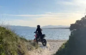 Guai in vista per la motociclista del Poetto: segnalata alla Forestale