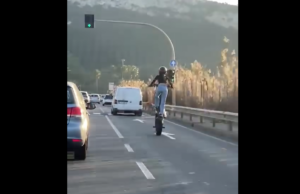 Impenna su una ruota in viale Poetto: il video impazza sui social
