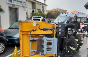 Olbia, scontro auto e mezzo per raccolta rifiuti: c’è un ferito
