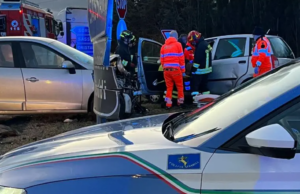Scontro tra due auto al bivio per Bancali, 82enne estratto dall’abitacolo