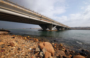 Cagliari, trovata discarica di rifiuti sotto il ponte della Scafa