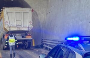 Tir in avaria nella galleria “Chighizzu”, traffico chiuso sulla 131