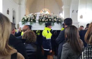 Rose rosse e palloncini bianchi: l’ultimo saluto a Chiara Carta