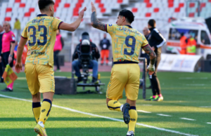 È sempre Lapagol, poi l’arbitro punisce il Cagliari: il Parma ringrazia e vince