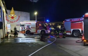 Siliqua, prende fuoco officina: in fumo auto, gomme e attrezzature