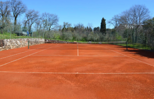 Accusa un malore mentre gioca a tennis: muore un dentista a Cagliari