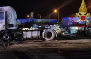 Alghero, grosso incendio in un capannone della zona industriale