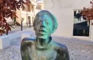 Nuoro, imbrattatore pentito ripulisce la statua di Grazia Deledda