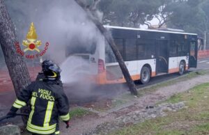 Paura a Cagliari: va in fiamme un autobus, passeggeri e autista salvi