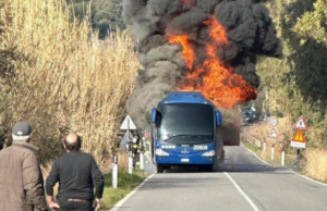 Va in fiamme un bus Arst: tanta paura, passeggeri in salvo