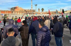 Portovesme, lavoratori asserragliati a 100 metri d’altezza