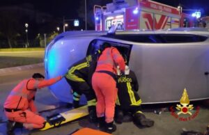 Cagliari, si toccano nella rotonda e un’auto si ribalta: due feriti