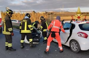 Tremendo scontro frontale sulla 387: due persone estratte dalle lamiere