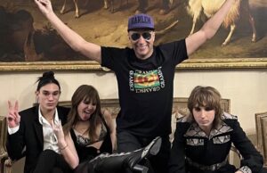 Sanremo, il chitarrista Tom Morello con la maglia dedicata a Gramsci