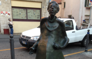 Vergogna a Nuoro: imbrattata la statua di Grazia Deledda