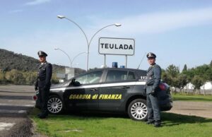 A Teulada sbarcano 43 migranti: uno dei barchini va a fuoco