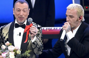 Sanremo, Salmo restituisce il microfono “rotto” ad Amadeus