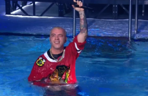 Fiorello “bacchetta” Salmo: “In piscina con microfono da 2500 euro!”